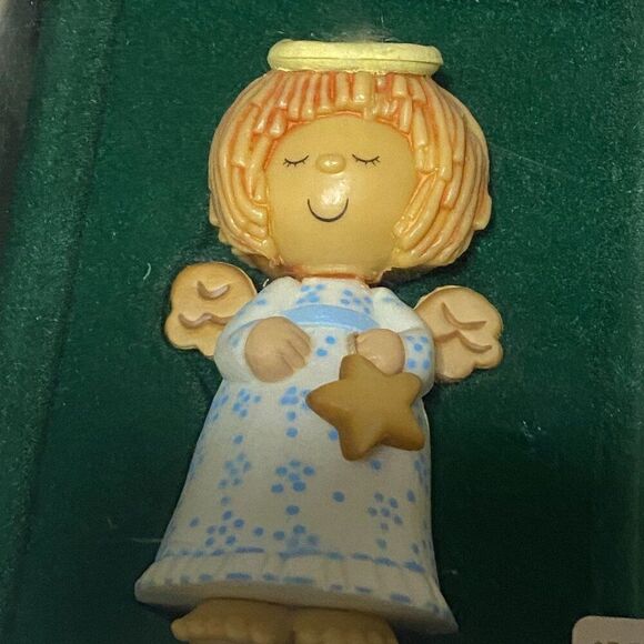 1978 VIntage Christmas Angel Hallmark Ornament - Picture 2 of 4